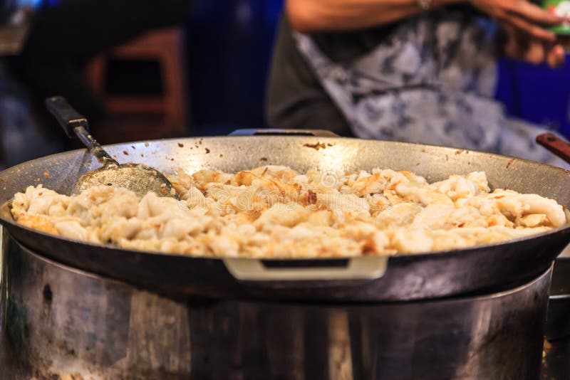 传统亚洲泰国街道食物和便当,可口热的平底锅在食物市场上油煎了乌贼的缠卵的封垫 免版税库存图片 传统亚洲泰国街道食物和便当,可口热的平底锅在食物市场上油煎了乌贼的缠卵的封垫 免版税库存图片